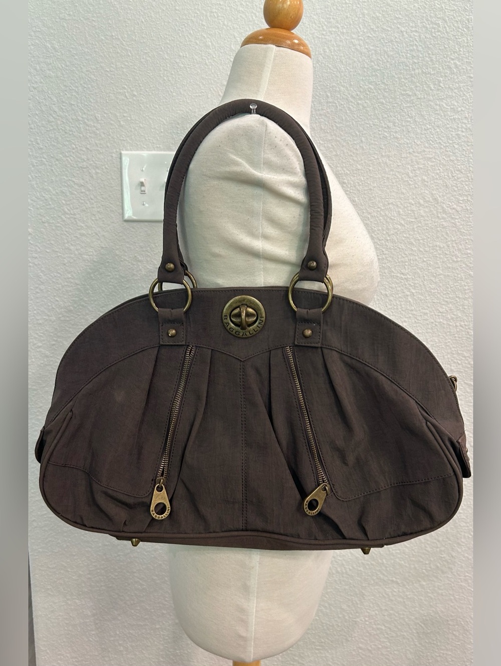 Baggallini brown large shoulder bag with turn lock